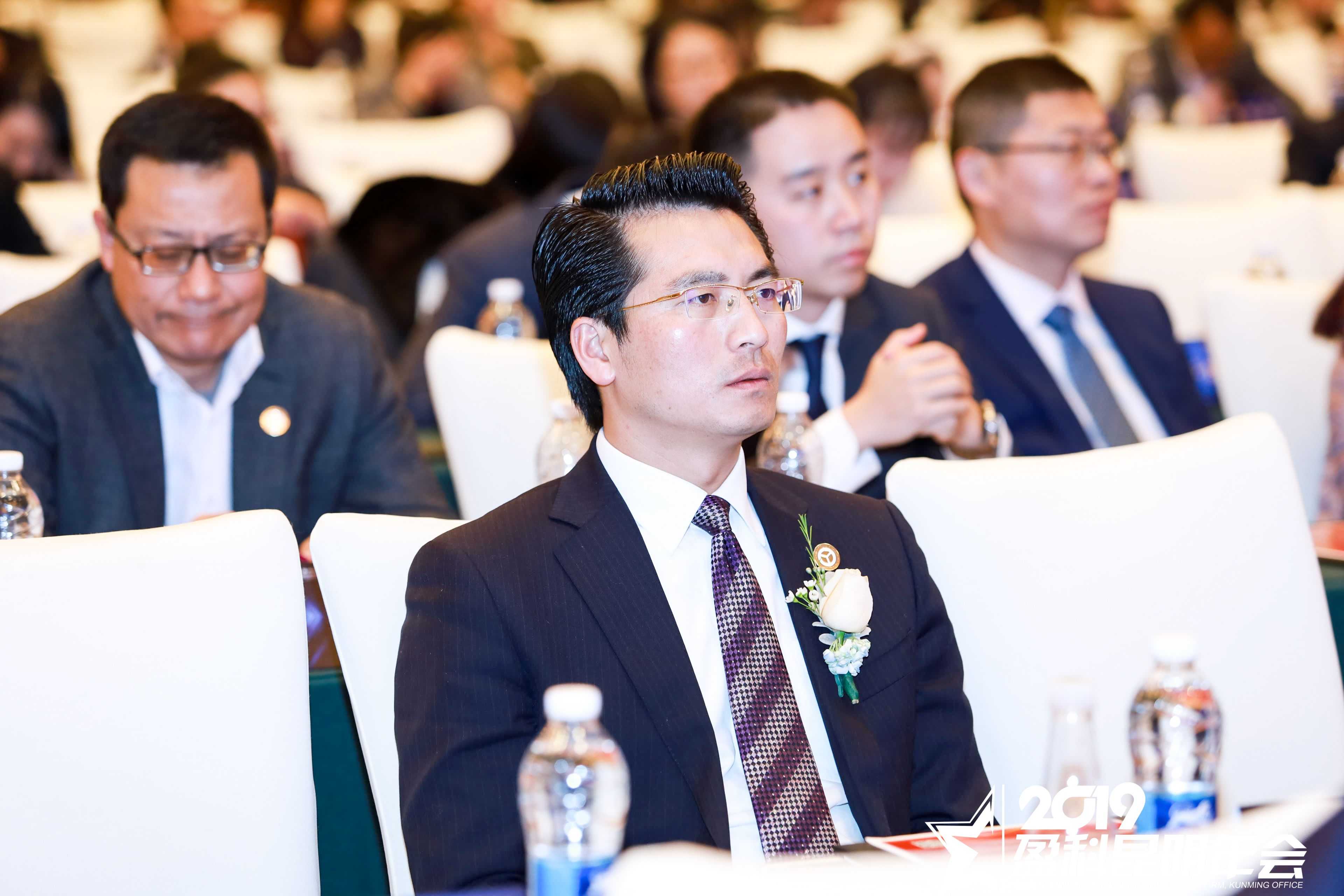 杨律师在会议上